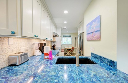 Bradenton Beach Condo | Beach Palms 5B-Beach 1 Minute Walk-Heated Pool-Free Wi-Fi-Boat Dock