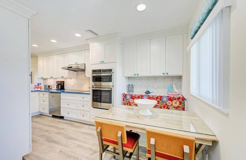 Bradenton Beach Condo | Beach Palms 5B-Beach 1 Minute Walk-Heated Pool-Free Wi-Fi-Boat Dock