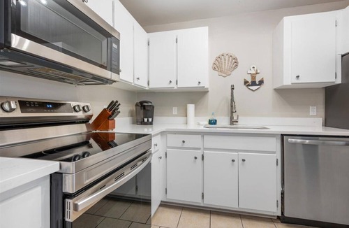 Saint Simons Heights Condo | Beach Square – optional BIKES – Walk 2 Redfern Village, shops, and restaurants!.