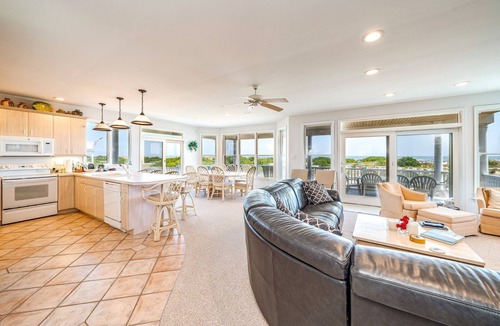 Gold Coast House | Beachfront 4BR 4BATH Condo with Panoramic Ocean View Deck