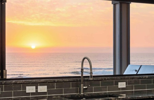 Rockaway Beach House | Beachfront Luxury 5 star, Hot Tub, Fire Pit, Spa, Arcade, ♥on the Ocean♥ 4 kings