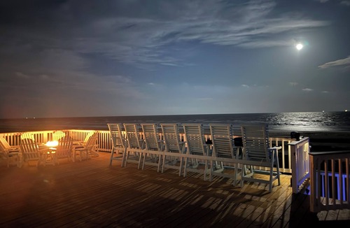 Surfside Beach House | Beachfront - Pirate's Treasure - 6 bed 4 bath, large deck