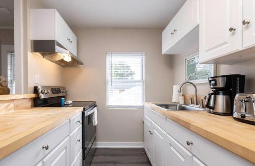 Northeast Virginia Beach House | Beachwalk #4 8 minute walk to the beach
