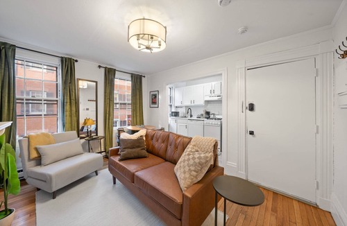 Beacon Hill Apartment | Beacon Hill Elegance: Modern Apt with Balcony, Fast WiFi, Steps to Cafes, MGH and Boston Commons!