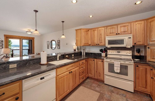 Grand Lake Condo | Beacon Landing Condo! - Luxurious Quality w/Marina Right Outside - Lakefront on Lake Granby