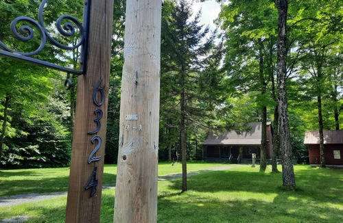 Brantingham House | Beautiful 3 bedroom adirondack log cabin