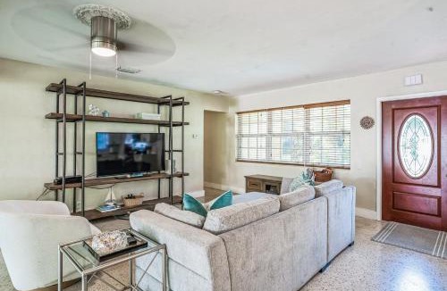 Poinsettia Heights House | Beautiful Comfy Home With Private Hot Tub Close To Beach home