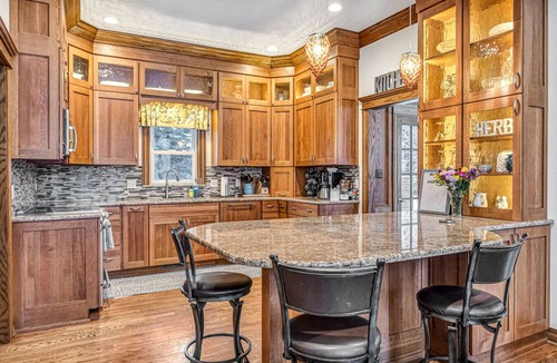Oostburg House | Beautiful country home (3800 sq ft) on 4 acres with river frontage - 10 beds!