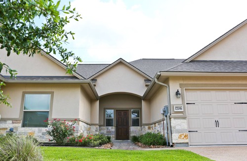 College Station House | Beautiful Furnished 3BDRM/3.5BA Townhouse in the heart of Aggieland!