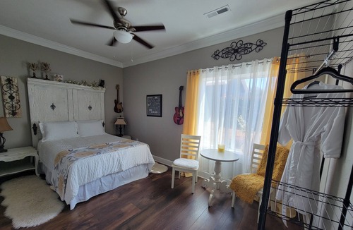 Kingston Other | Beautiful LAKEFRONT - Prime Location - Kingston Relaxation Retreat Has it All <3