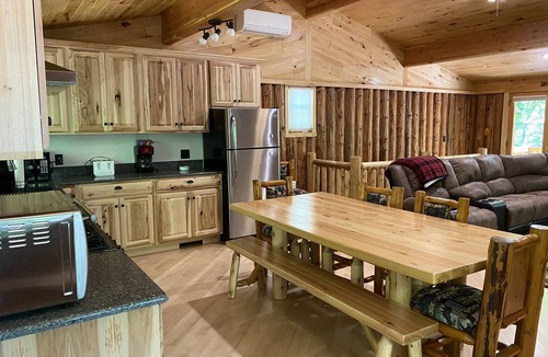 Iron River House | Beautiful log cabin on the Pendleton Creek!