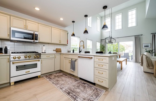 Saint Joseph House | Beautiful Luxury Home located at Island Pointe Marina! nJust 1 mile to downtown!