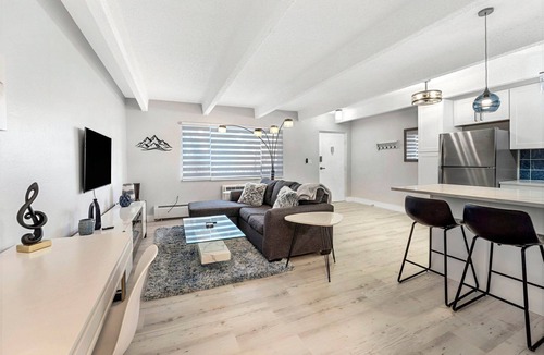 Englewood Condo | Beautiful remodeled 1-bedroom condo in Littleton/Englewood with Pool