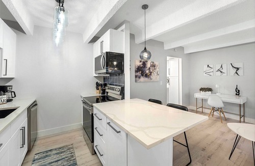 Englewood Condo | Beautiful remodeled 1-bedroom condo in Littleton/Englewood with Pool