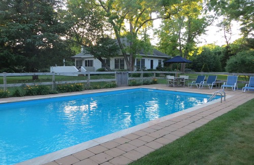 Sagaponack House | Beautiful Setting in the Hamptons with Pool & Tennis Court.