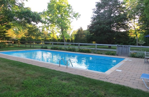 Sagaponack House | Beautiful Setting in the Hamptons with Pool & Tennis Court.