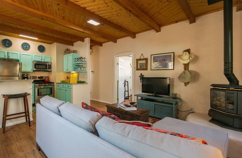 Nob Hill House | Beautiful southwest casita in walking distance to historic Nob Hill on Route 66.
