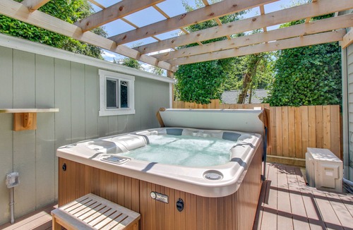 Mercer Island Apartment | Beautiful suite with lake & city views, hot tub - near downtown