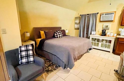 Beaver Shores House | Beaver Lake Studio - King size bed and lake view