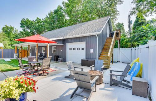 Benton Harbor Apartment | Benton Harbor Apt with Balcony and Fire Pit
