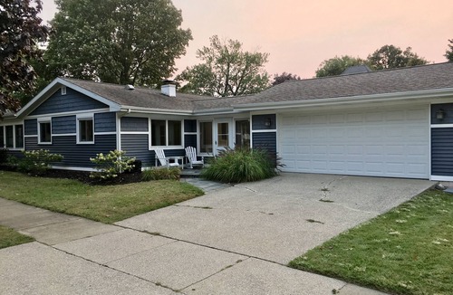 South Haven House | Best Coast Cottage - Just a block and a half to the beach!