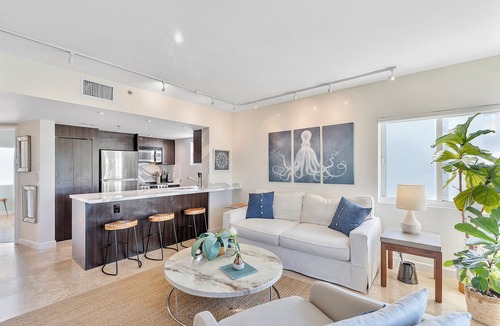 South Pointe Condo | BEST LOCATION 🏖️FAMILY FRIENDLY w BALCONY - 1 BLOCK to BEACH Parking & Laundry