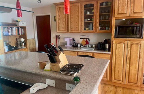 Martin Acres House | Best Location~Fun~2 Living Rooms +Ping Pong/Games