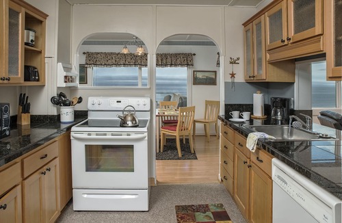 Nelscott House | Best surf views , sunsets, moonlight over the ocean in a quiet neighborhood.