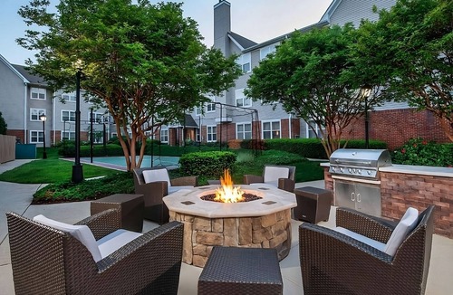 Linthicum Heights Hotel | Best Value, Quality Stay! Free Breakfast, w/Pool, Near M&T Bank Stadium!
