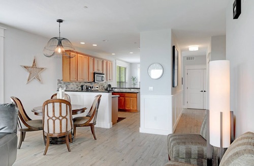 Jonestown Condo | BEST View of Lake Travis! Largest 3 Bed-3 Bath Floor Plan-THE HOLLOWS-Sleeps 8