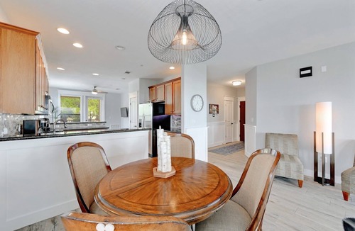 Jonestown Condo | BEST View of Lake Travis! Largest 3 Bed-3 Bath Floor Plan-THE HOLLOWS-Sleeps 8