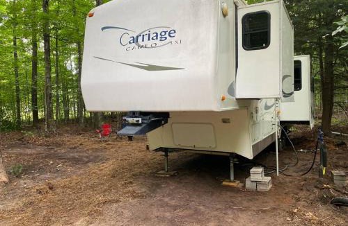 Beulah Apartment | Betsie -35Ft RV Camper in Woods -Firepit & Hot Tub
