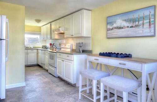 Easton's Point House | Between Beaches - Sleeps 8, walk to beach, minutes to Newport!