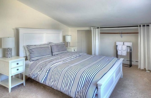 Easton's Point House | Between Beaches - Sleeps 8, walk to beach, minutes to Newport!