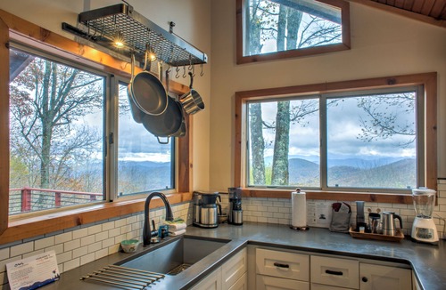 Wolf Laurel Cabin | Bici della Nonna | Views, Games & Trails🎯 + Biltmore Pass