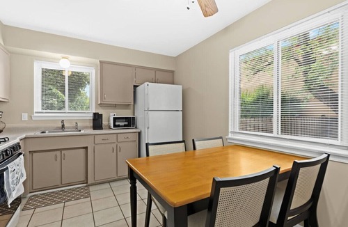 Taylor House | Big Fenced Backyard Sleeps 8 Plus