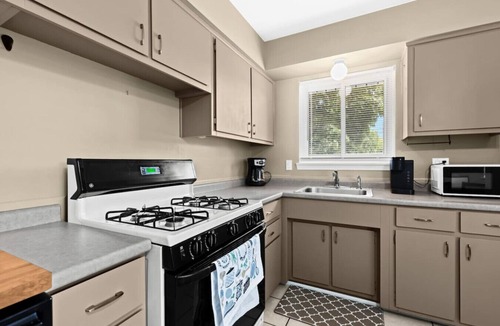 Taylor House | Big Fenced Backyard Sleeps 8 Plus