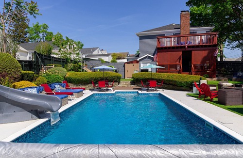 Elmhurst House | BIG HEATED SALT WATER POOL & HOT TUB 3 MIN TO DOWNTOWN 13 BEDS 3 BATHS