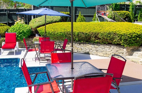 Elmhurst House | BIG HEATED SALT WATER POOL & HOT TUB 3 MIN TO DOWNTOWN 13 BEDS 3 BATHS