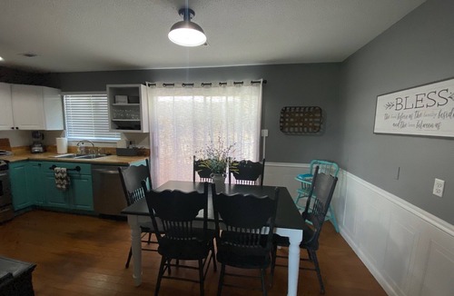Middle Valley House | BIG OAK LODGE- 3.5 miles to lake & Chester Frost Park, boats & trailers welcome