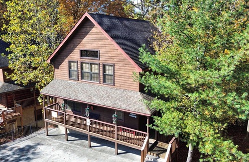 Pigeon Forge Cabin | Bigfoot Crossing - Walk to pool/Theater/No scary drive/Game room/Prime location