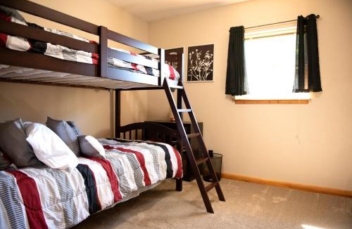 Athens House | Biker Hiker friendly 3 bedroom by Strouds Run State Park