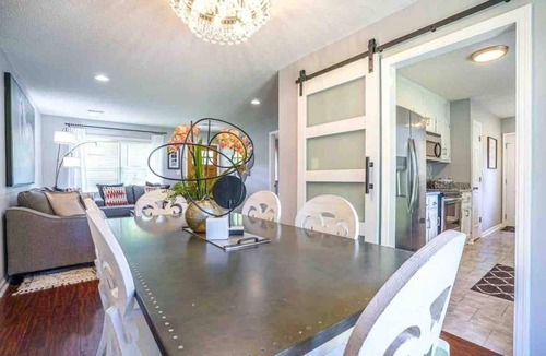 Madison House | ‘Bit-O-Glam’ Welcomes You! Beautiful 3 Bedroom 2 Bath Home!