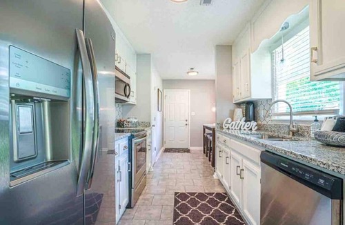 Madison House | ‘Bit-O-Glam’ Welcomes You! Beautiful 3 Bedroom 2 Bath Home!