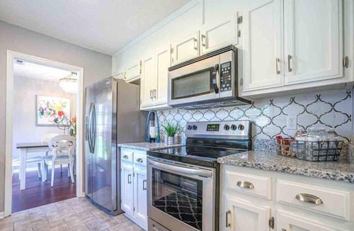 Madison House | ‘Bit-O-Glam’ Welcomes You! Beautiful 3 Bedroom 2 Bath Home!
