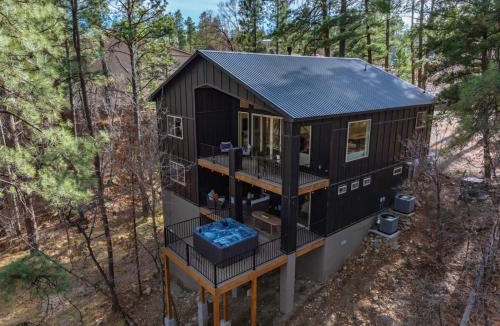 Ruidoso House | Black Beauty Midtown with Hot Tub
