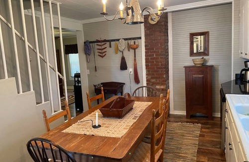 Dobson Cottage | Bledsoe’s River Inn. Cottage in the heart of wine country near Mtns. & Mayberry
