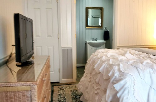 Pikeville Bed & Breakfast | Blue Fields Room in Cascade Inn at Fall Creek Falls