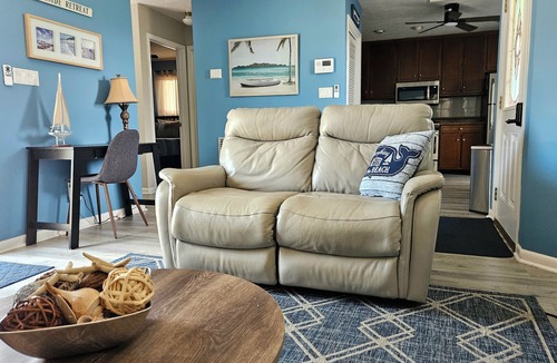 Kiska Beach House | Blue Flamingo- Golf Cart inc, Desirable West End, Dog friendly, Deck