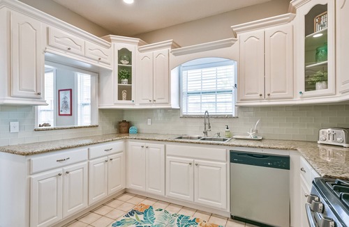 San Jacinto House | Blue Mermaid! Beautiful home 4 blocks from the beach!